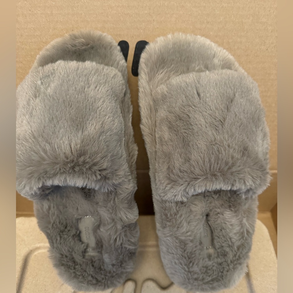 SKIMS Plush Slippers BRAND NEW! Size 38 (7.5)